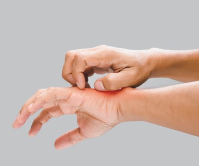 Φαγούρα στο Σώμα χωρίς Εξανθήματα: Πού Οφείλεται;