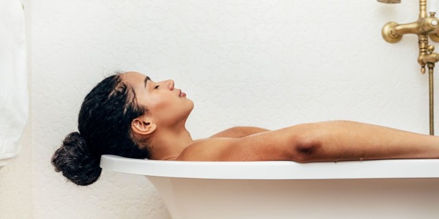Χαλαρωτικό μπάνιο: Αν θες, μπορείς να το απολαύσεις. Μάθε πώς!